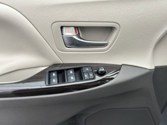 Used 2020 Toyota Sienna XLE w/ XLE Navigation Package image 11