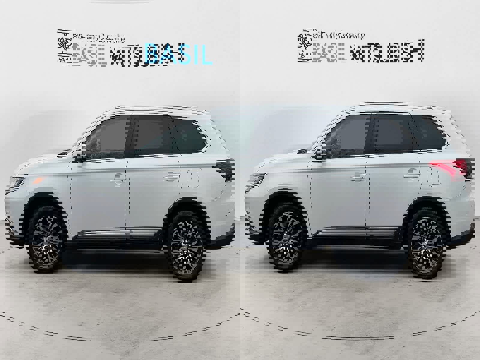 Used 2018 Mitsubishi Outlander SEL image 3