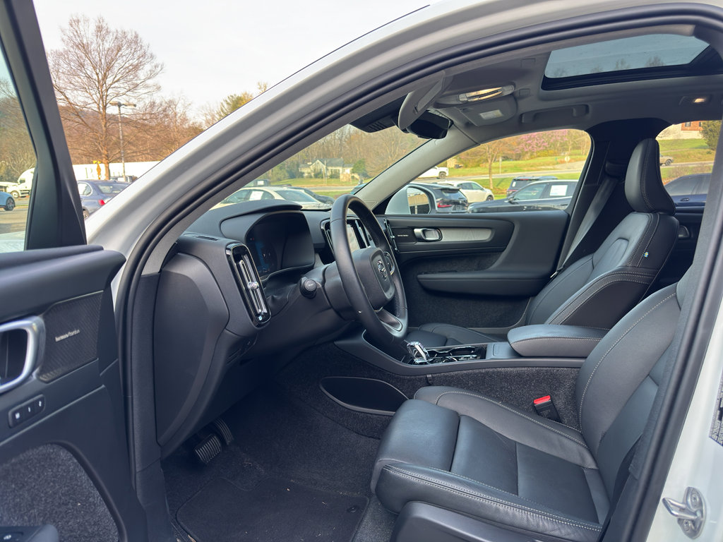 Used 2025 Volvo XC40 B5 Plus image 11