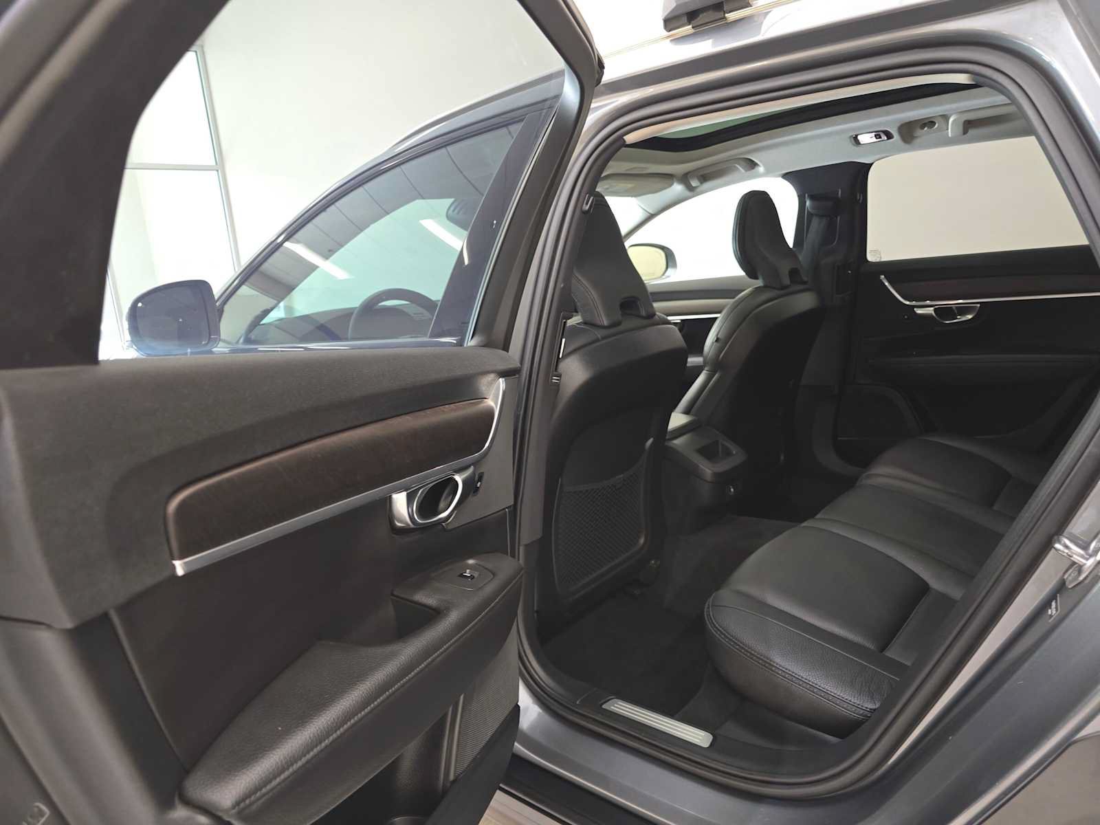 Used 2020 Volvo V90 T6 Cross Country AWD/4WD image 25
