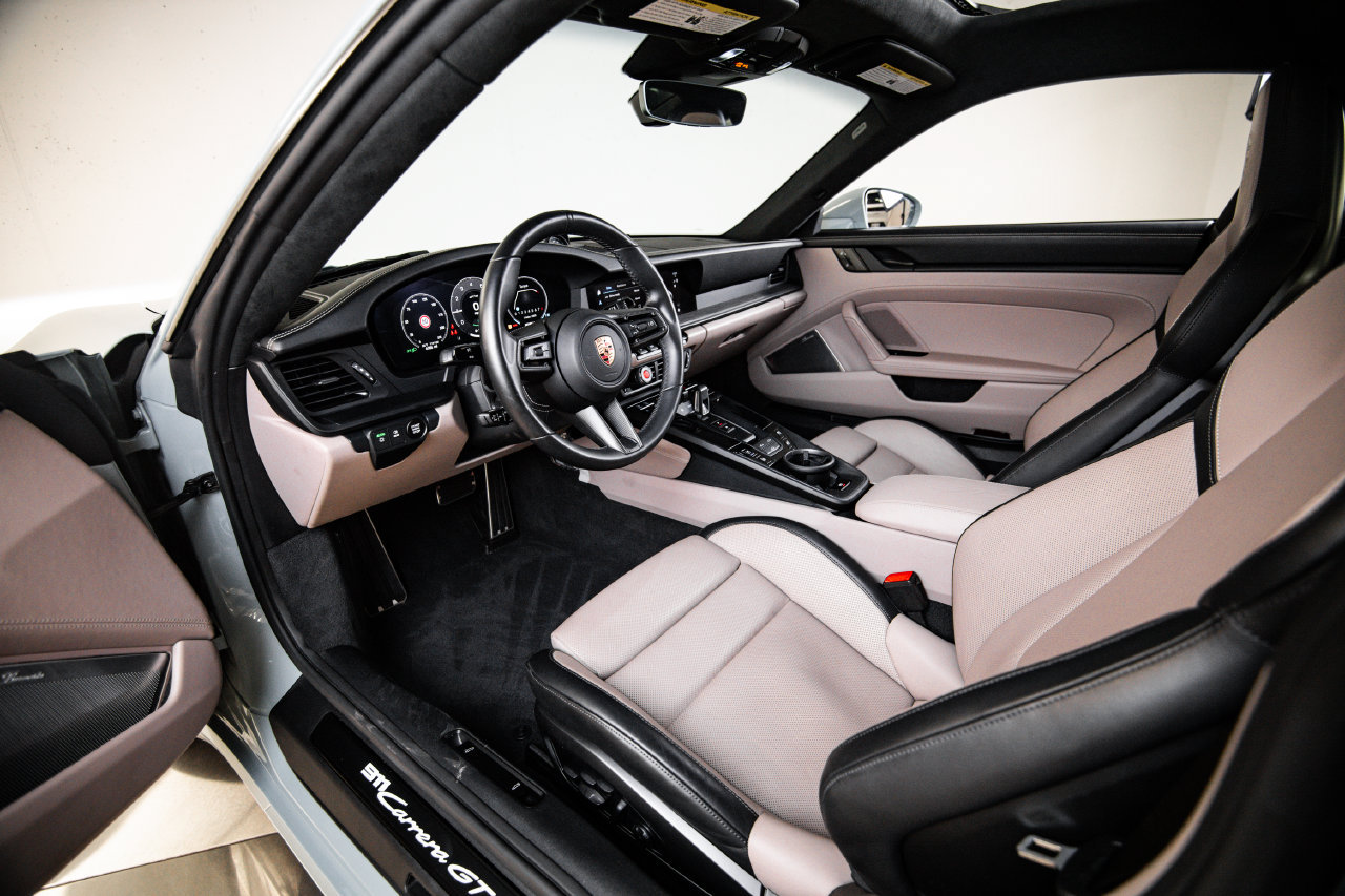 Certified 2025 Porsche 911 Carrera GTS RWD image 4