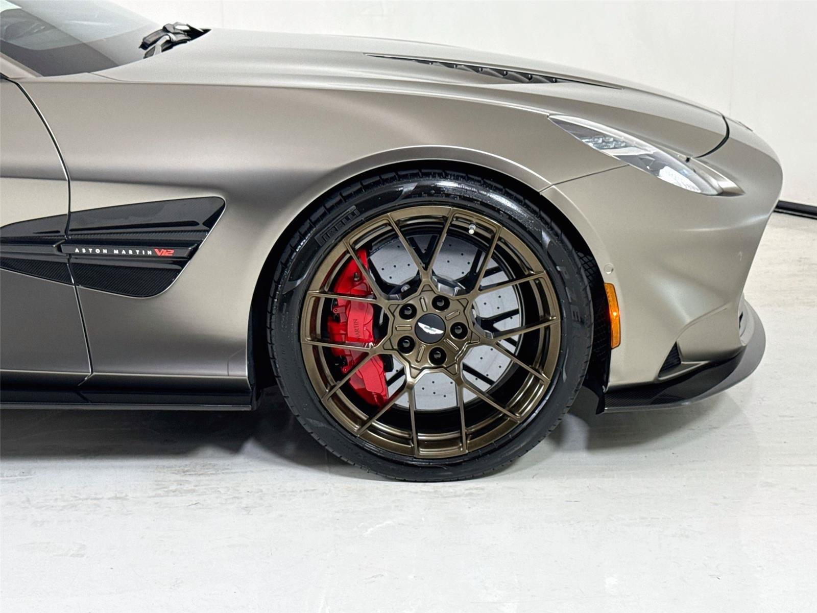 Used 2025 Aston Martin Vanquish RWD image 38
