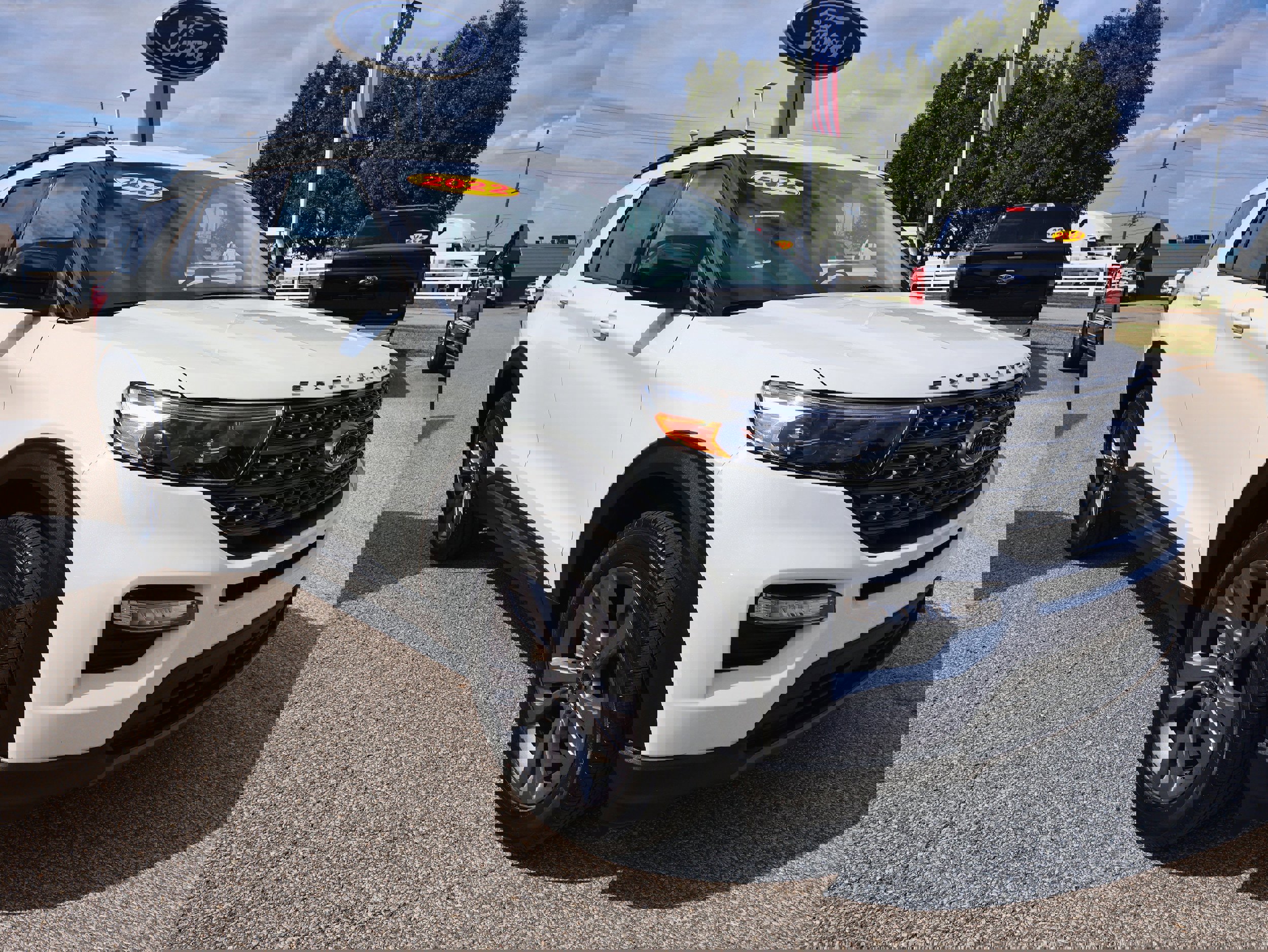 Used 2022 Ford Explorer XLT w/ Equipment Group 202A image 7