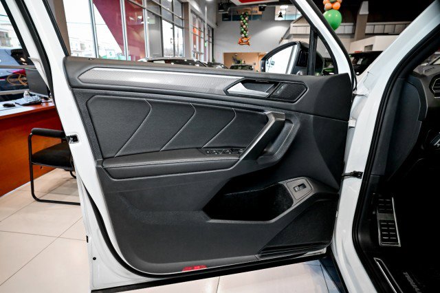 Used 2024 Volkswagen Tiguan SE R-Line image 15