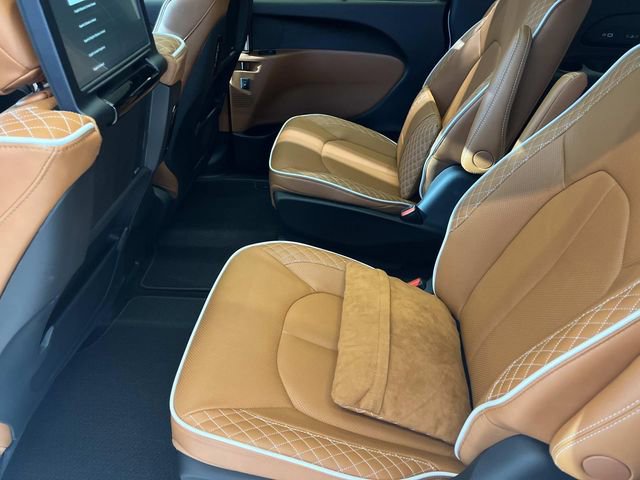New 2026 Chrysler Pacifica Pinnacle w/ Trailer Tow Group AWD/4WD image 17