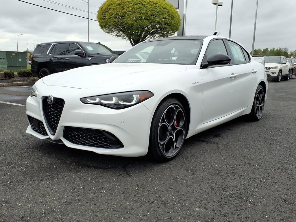 Used 2024 Alfa Romeo Giulia Veloce image 3