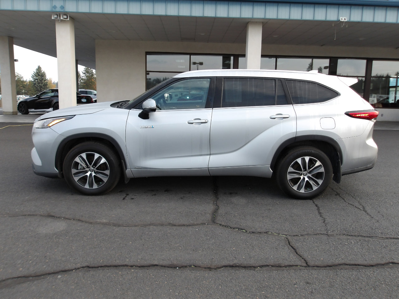 Used 2020 Toyota Highlander XLE image 2