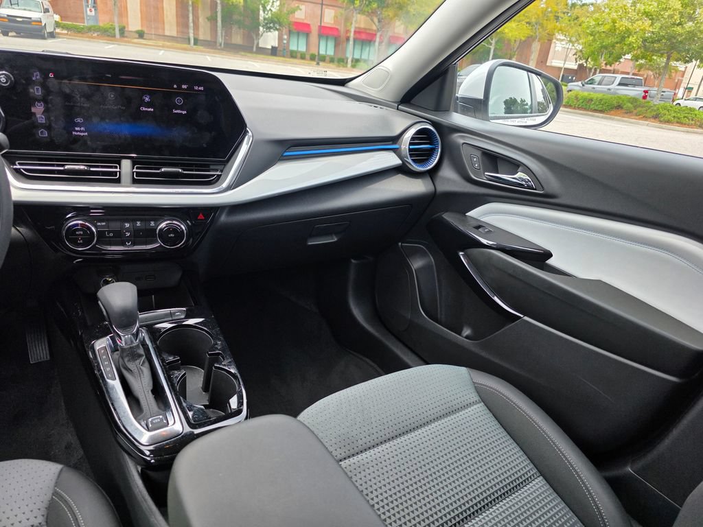 Used 2025 Chevrolet Trax LT FWD image 25