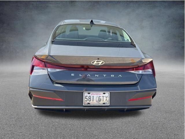 Used 2024 Hyundai Elantra SE FWD image 5