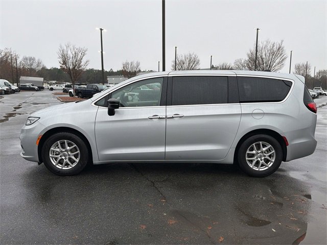 Used 2024 Chrysler Pacifica Touring-L image 10