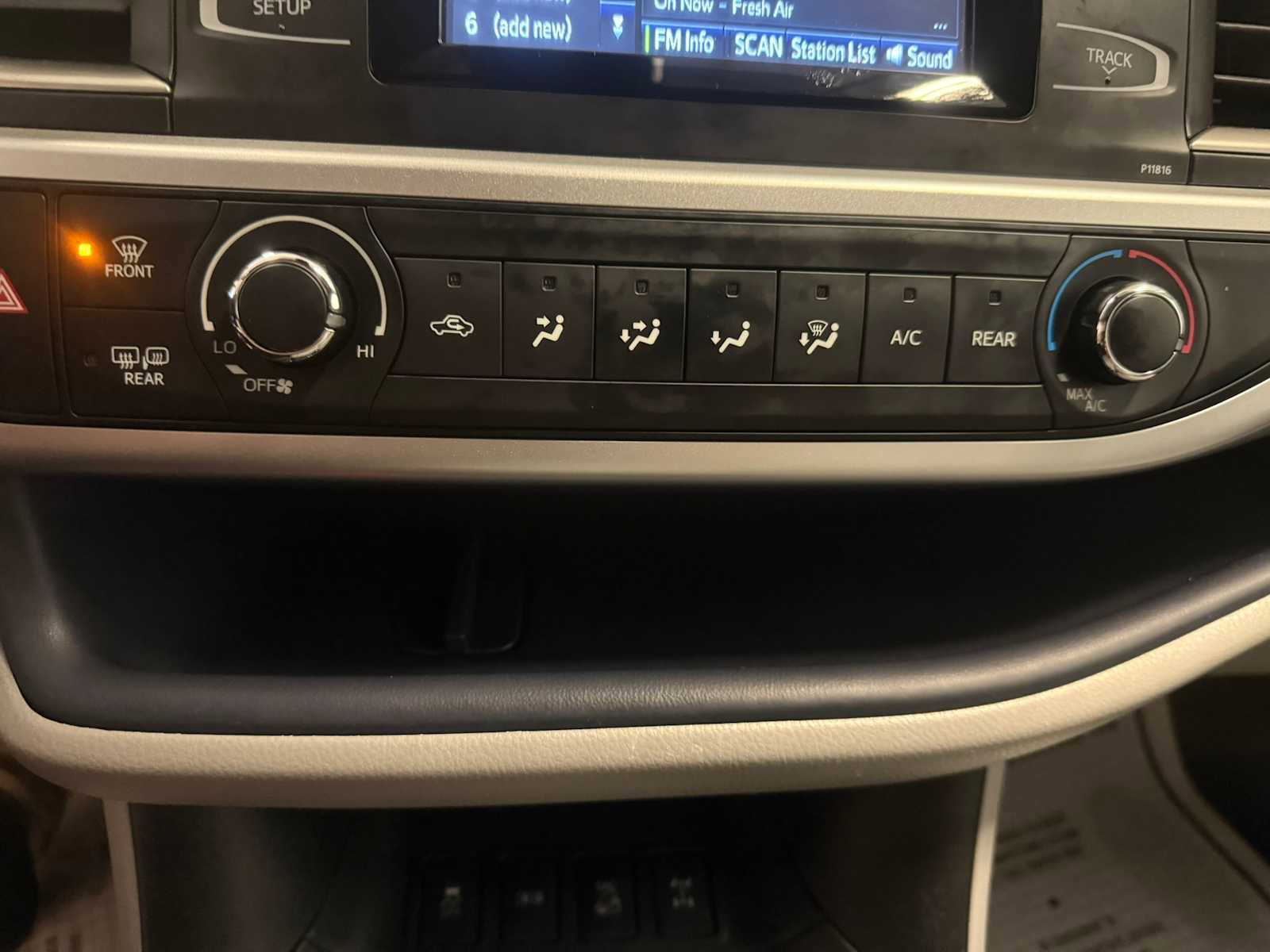 Used 2019 Toyota Highlander LE AWD/4WD image 33