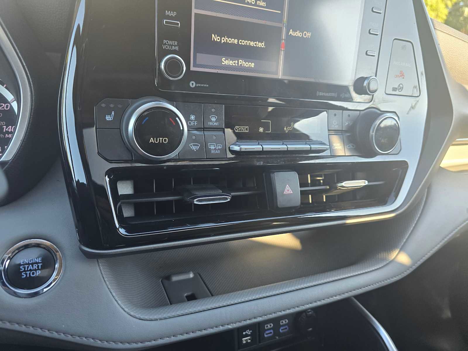 Used 2022 Toyota Highlander XLE image 31