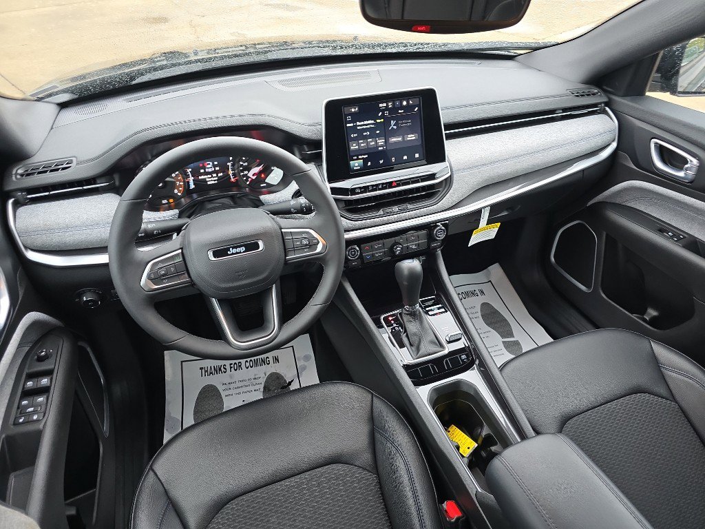 Used 2025 Jeep Compass Latitude image 9