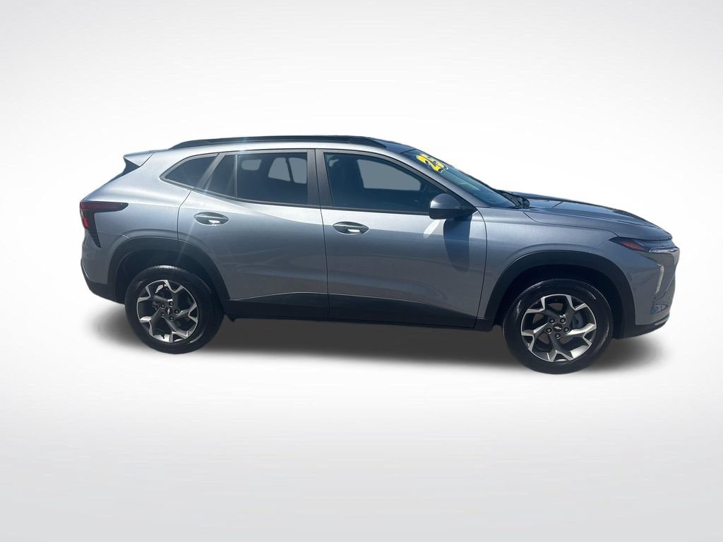 Used 2025 Chevrolet Trax LT w/ LT Convenience Package FWD image 9