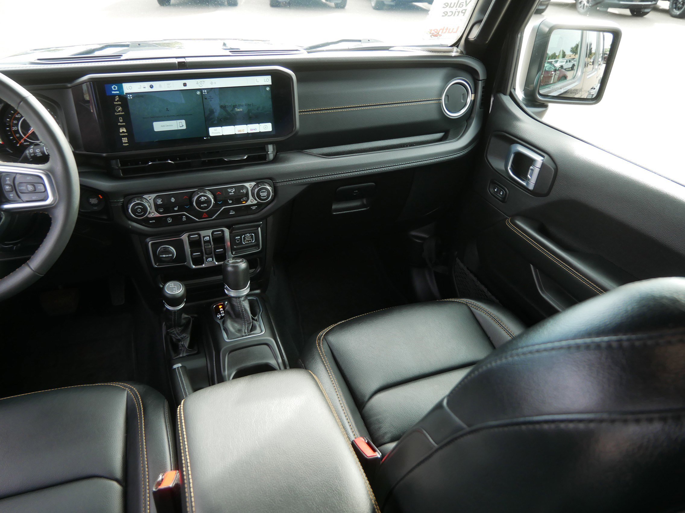 Used 2024 Jeep Wrangler Sahara image 11