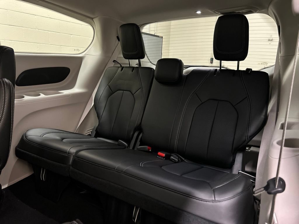 Used 2024 Chrysler Pacifica Touring-L FWD image 9