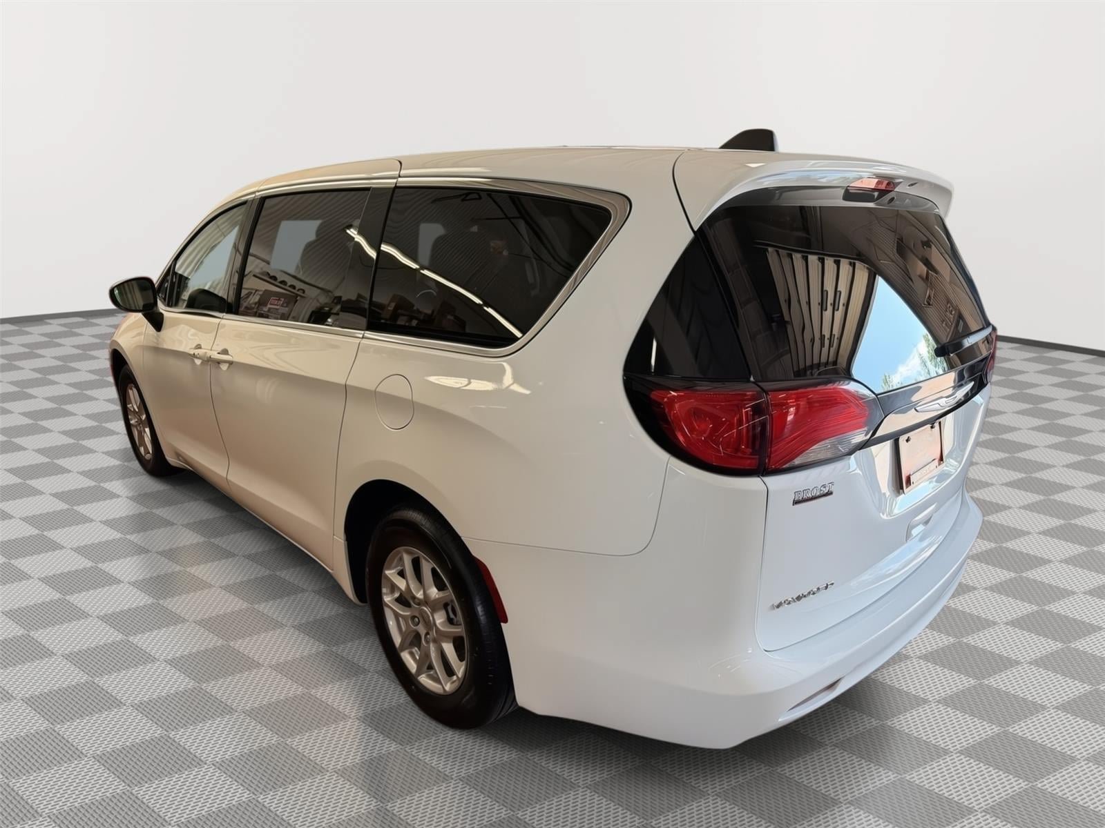 Used 2024 Chrysler Voyager LX FWD image 8