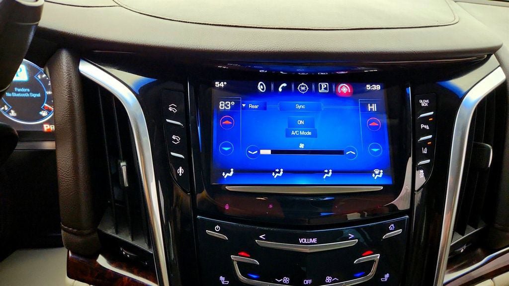 Used 2015 Cadillac Escalade Luxury AWD/4WD image 19