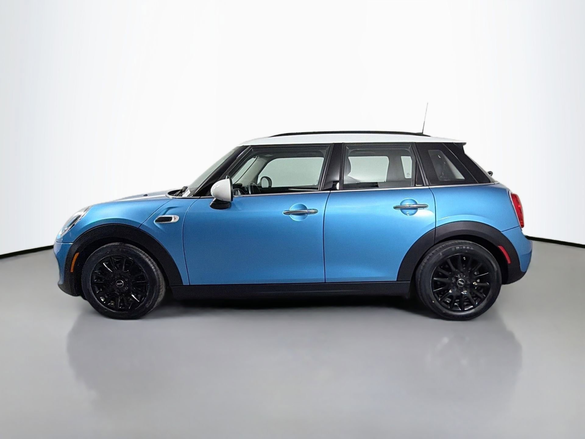 Used 2019 MINI Cooper 4-Door Hardtop w/ Storage Package image 10