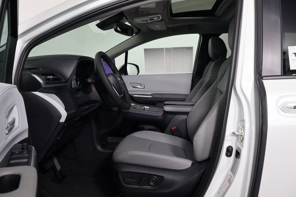 Used 2026 Toyota Sienna XLE FWD image 10