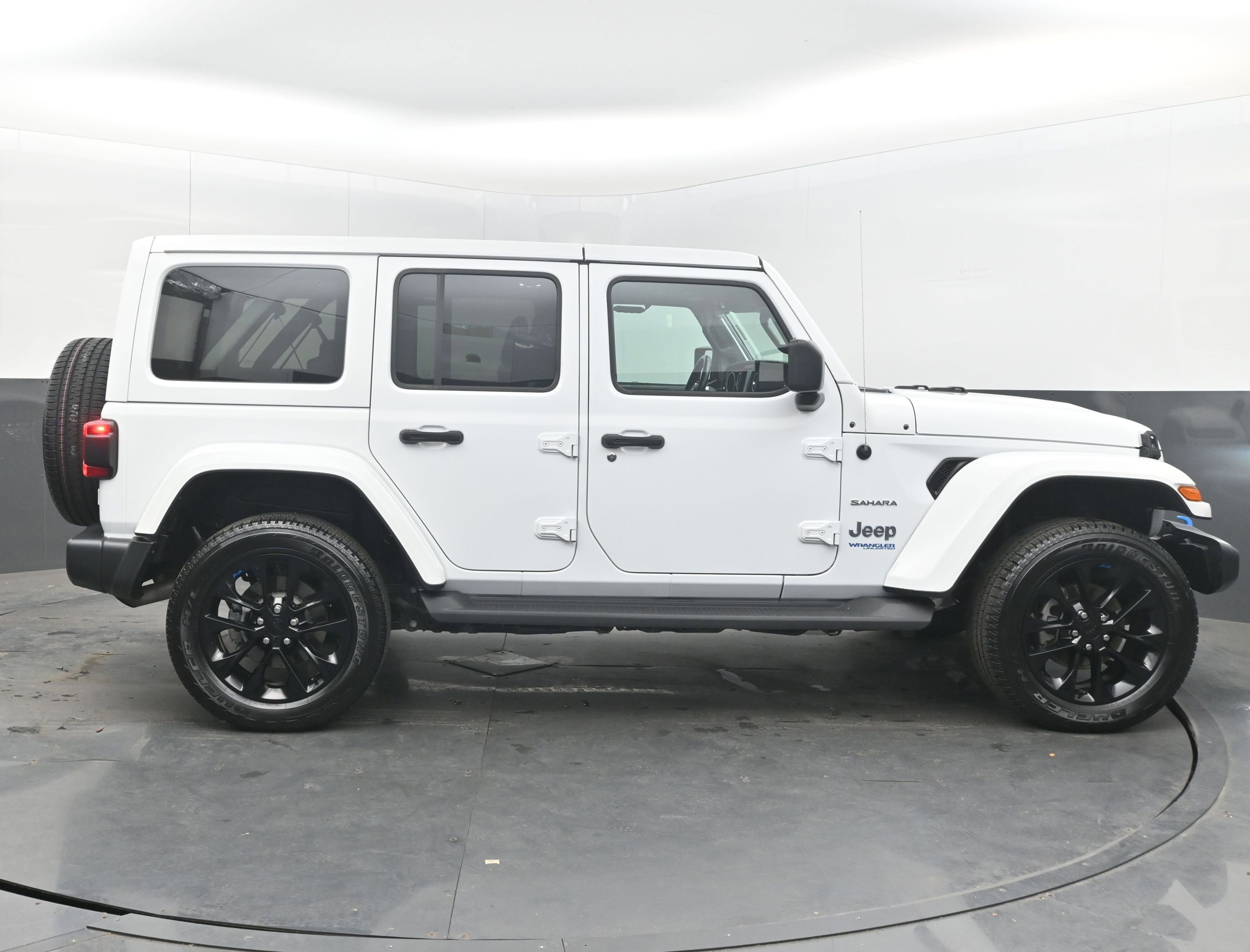 Used 2022 Jeep Wrangler Unlimited Sahara w/ Cold Weather Group AWD/4WD image 10