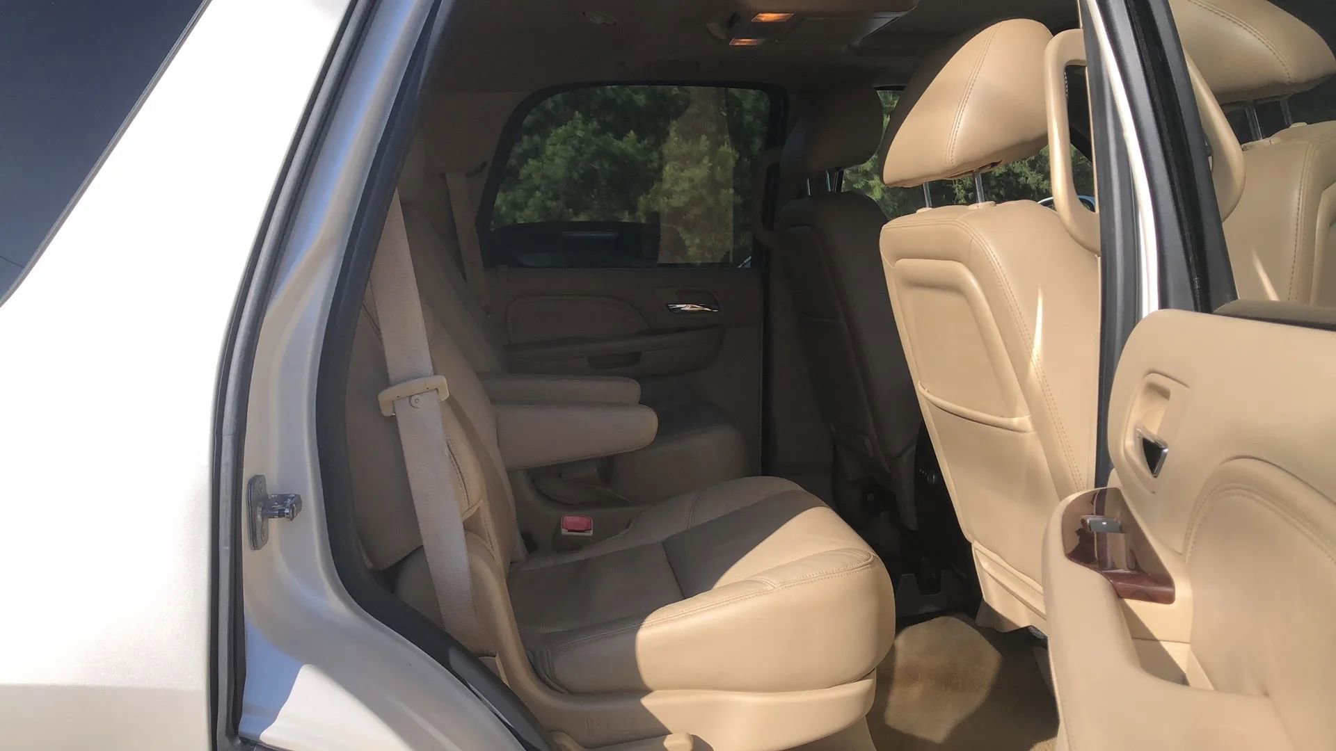 Used 2012 Cadillac Escalade Premium image 14