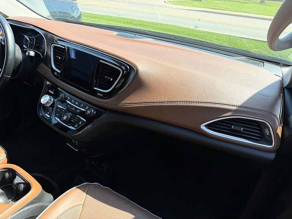 Used 2019 Chrysler Pacifica Limited w/ Tire & Wheel Group FWD image 6