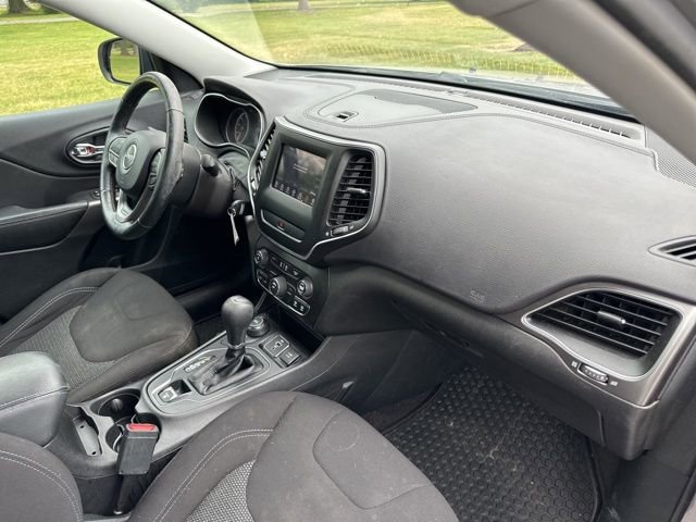 Used 2019 Jeep Cherokee Latitude w/ Cold Weather Group AWD/4WD image 26