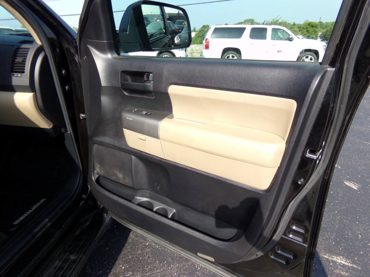 Used 2015 Toyota Sequoia SR5 w/ Premium Package AWD/4WD image 28