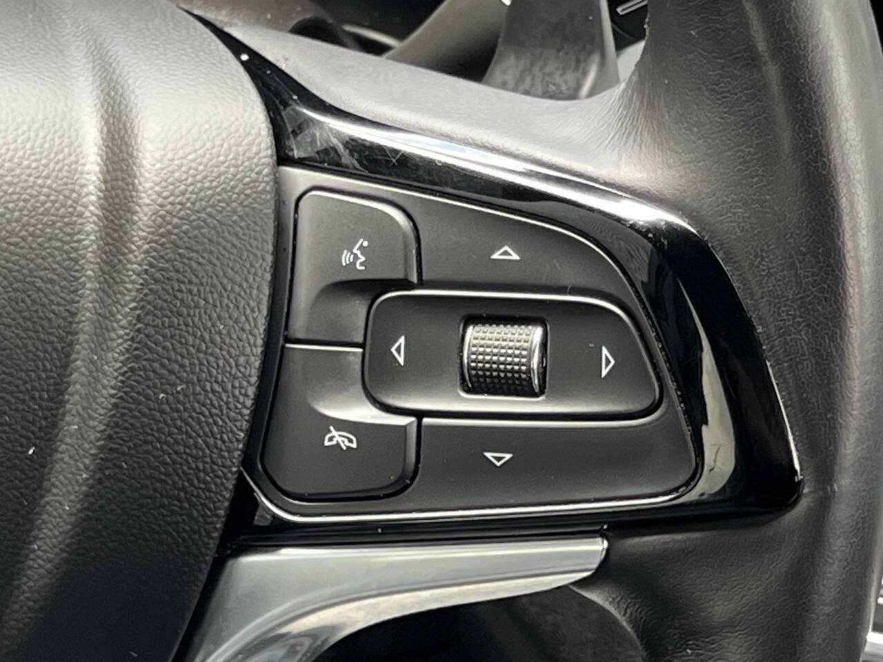 Used 2024 Buick Enclave Essence w/ Sport Touring Edition AWD/4WD image 25