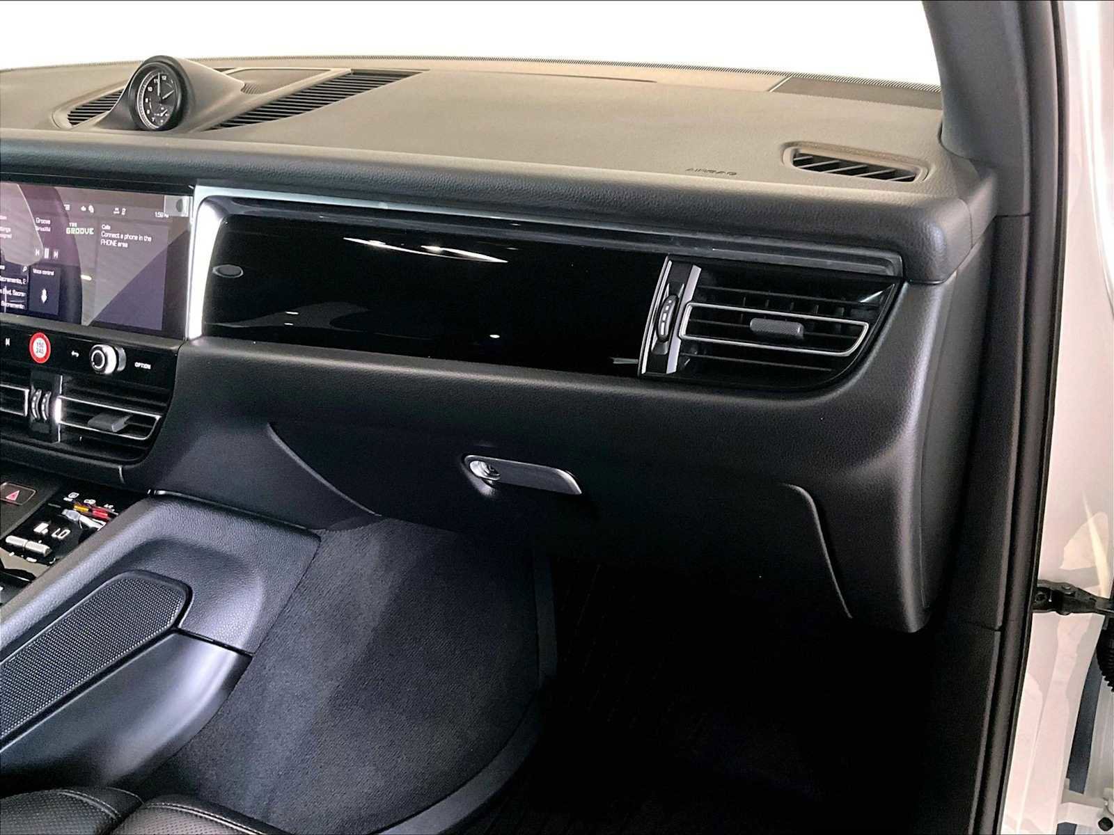 Used 2025 Porsche Macan image 23