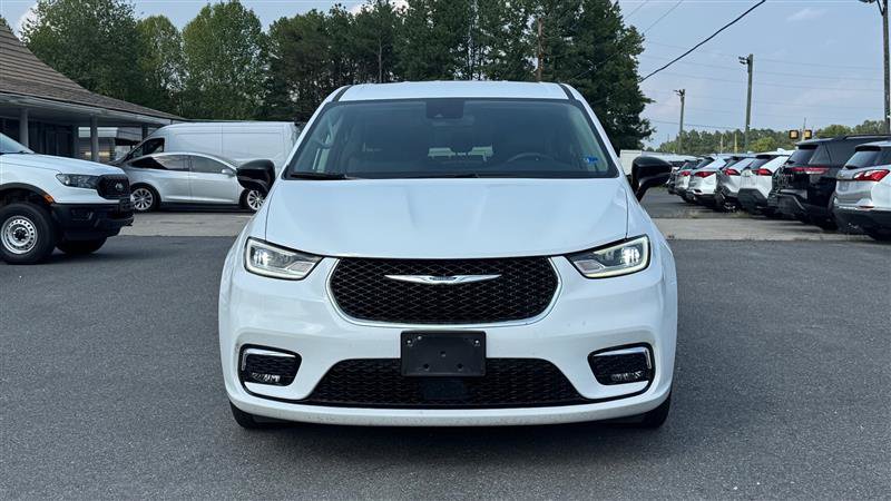 Used 2024 Chrysler Pacifica Touring-L FWD image 3