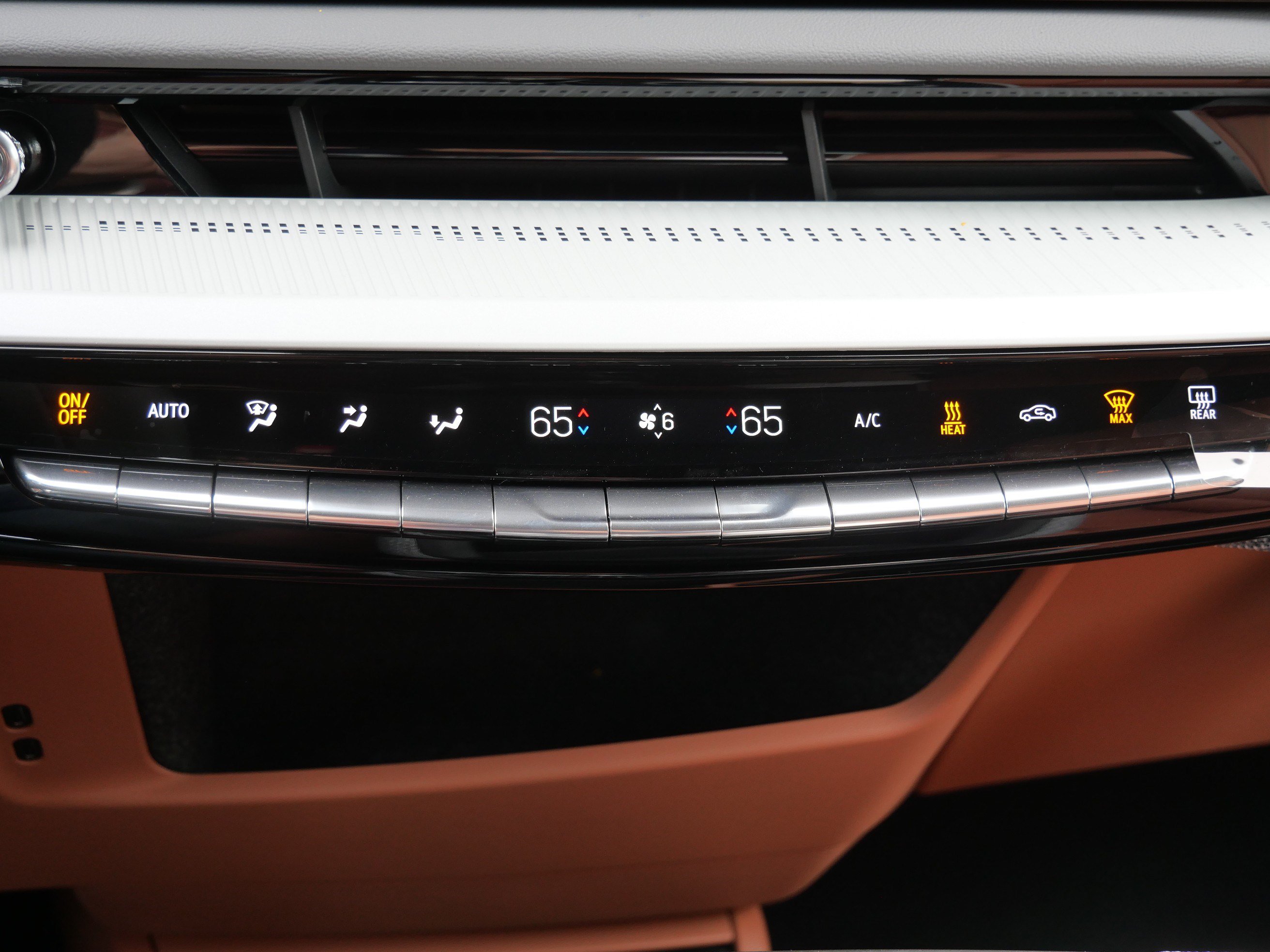 New 2027 Cadillac Optiq Premium Luxury w/ LPO, Floor Liner Package AWD/4WD image 21