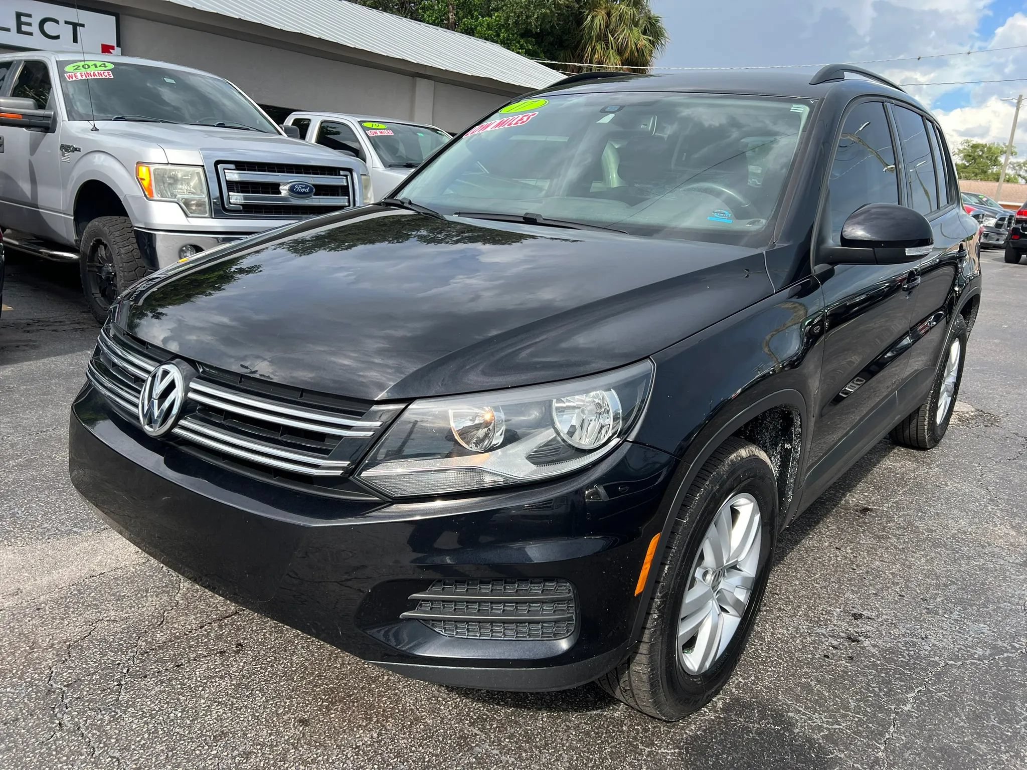 Used 2017 Volkswagen Tiguan S FWD image 2
