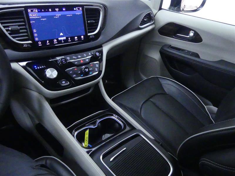 Used 2023 Chrysler Pacifica Limited AWD/4WD image 17