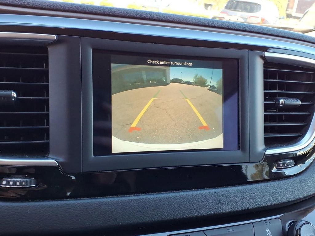 Used 2019 Chrysler Pacifica Touring-L image 10