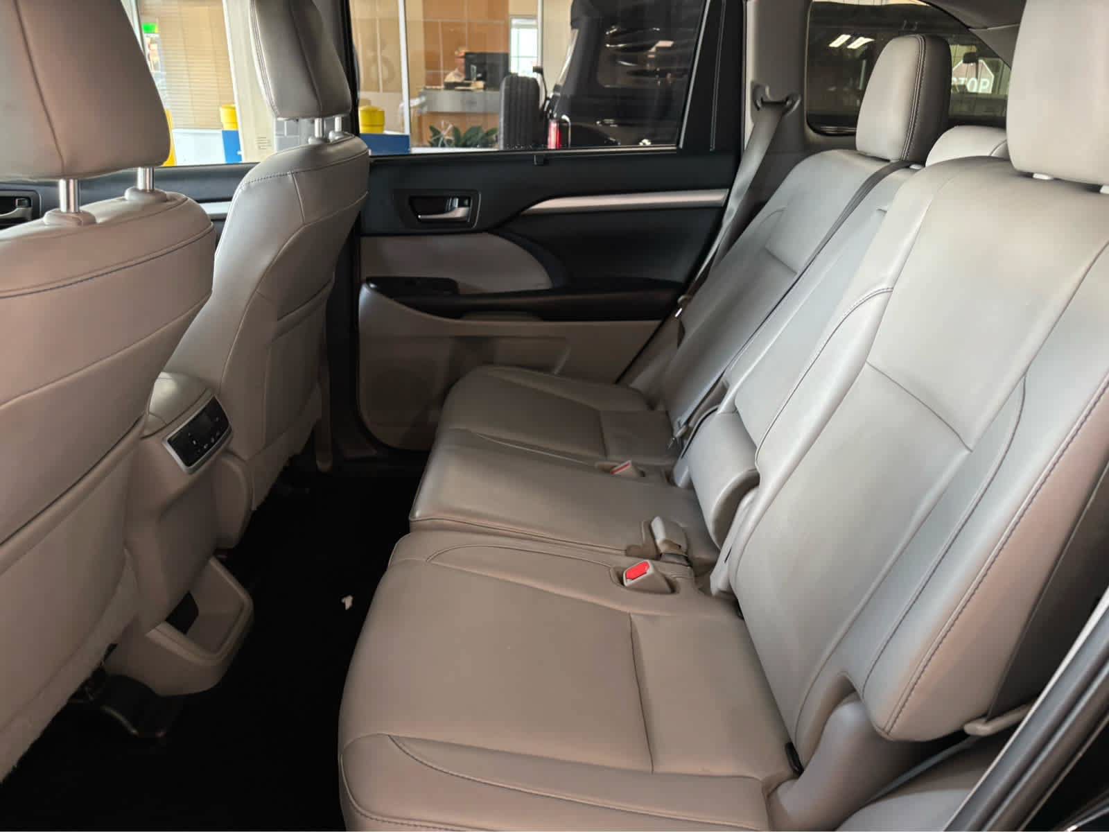 Used 2019 Toyota Highlander XLE AWD/4WD image 34