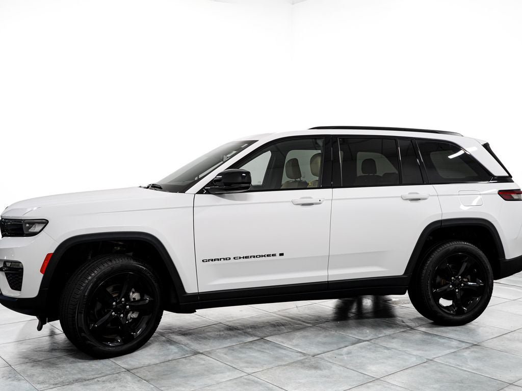Used 2025 Jeep Grand Cherokee Limited w/ Black Appearance Package AWD/4WD image 4