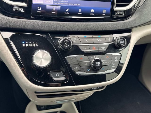 Used 2023 Chrysler Pacifica Touring-L FWD image 33
