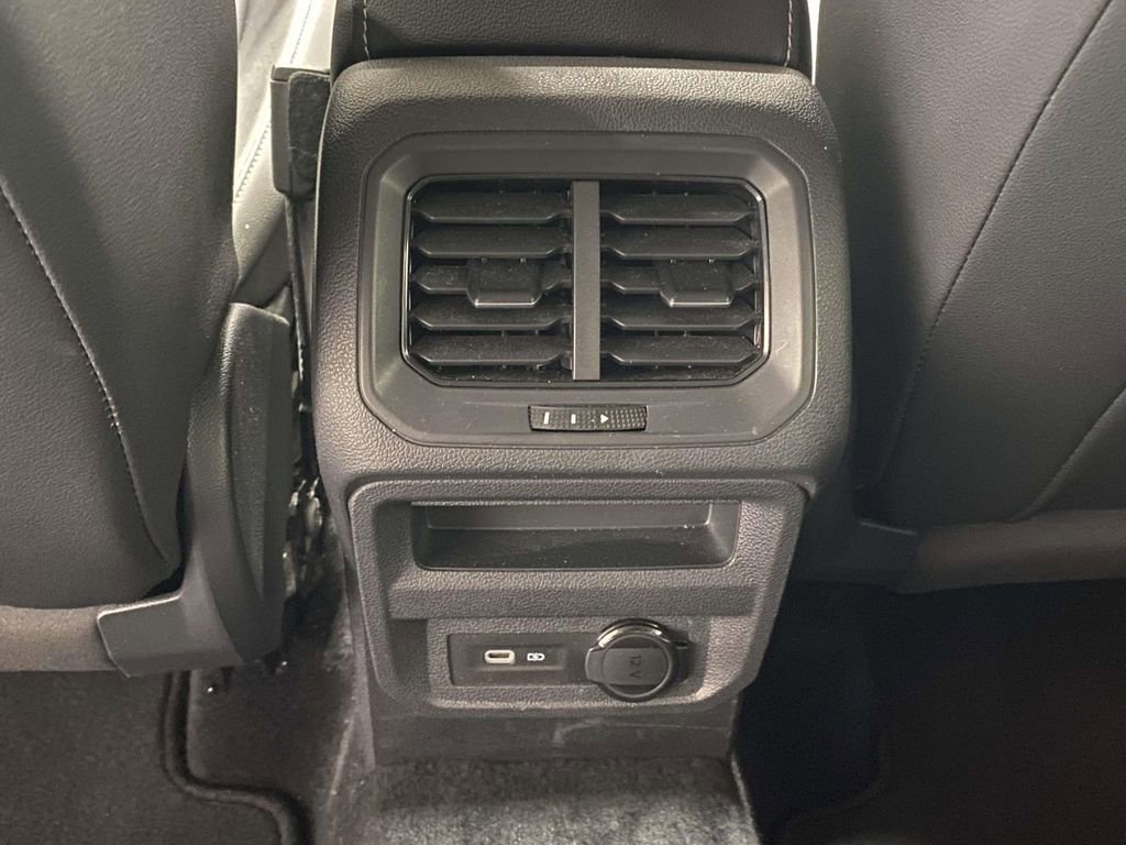 Used 2023 Volkswagen Tiguan SE image 12
