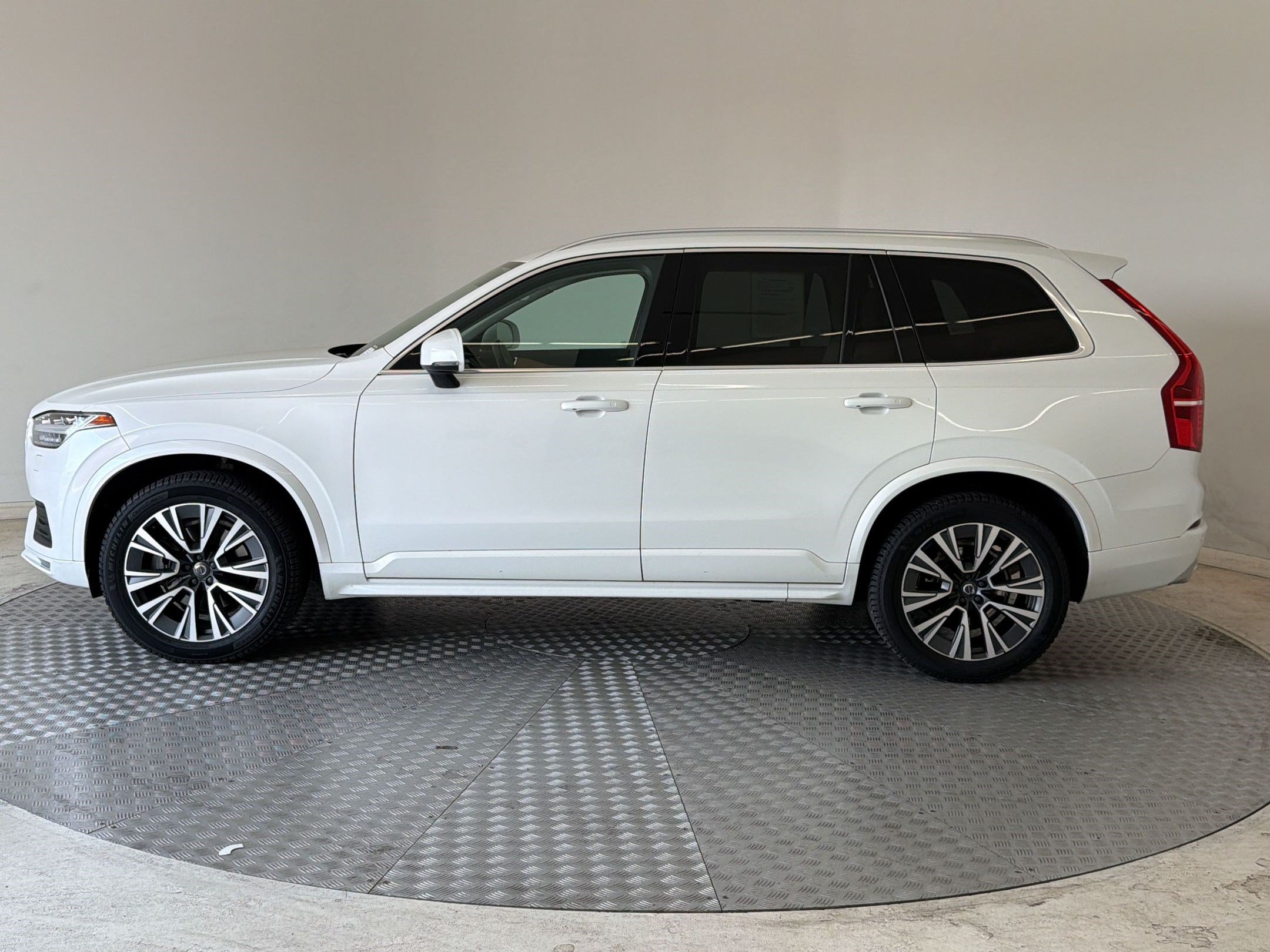 Used 2021 Volvo XC90 T6 Momentum AWD/4WD image 2
