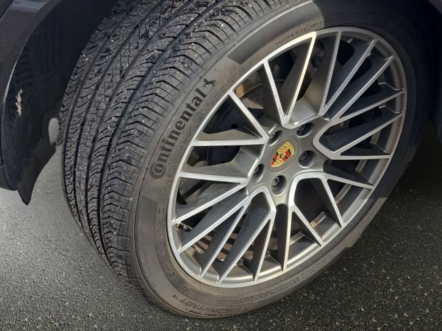 Used 2023 Porsche Cayenne Platinum Edition image 34