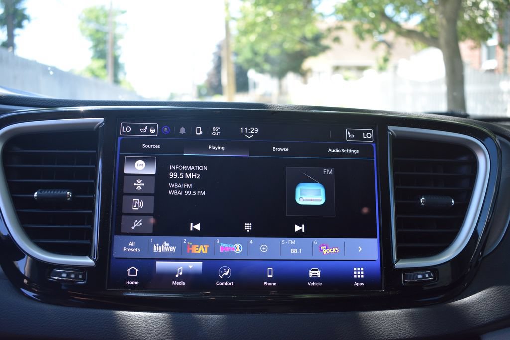 Used 2024 Chrysler Pacifica Touring-L FWD image 15