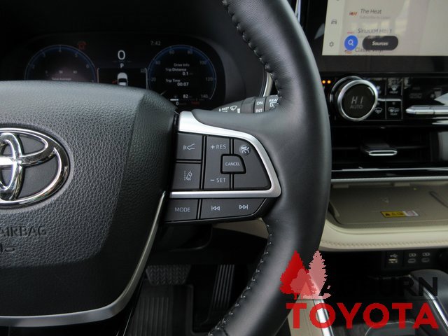 Used 2023 Toyota Highlander Platinum image 19