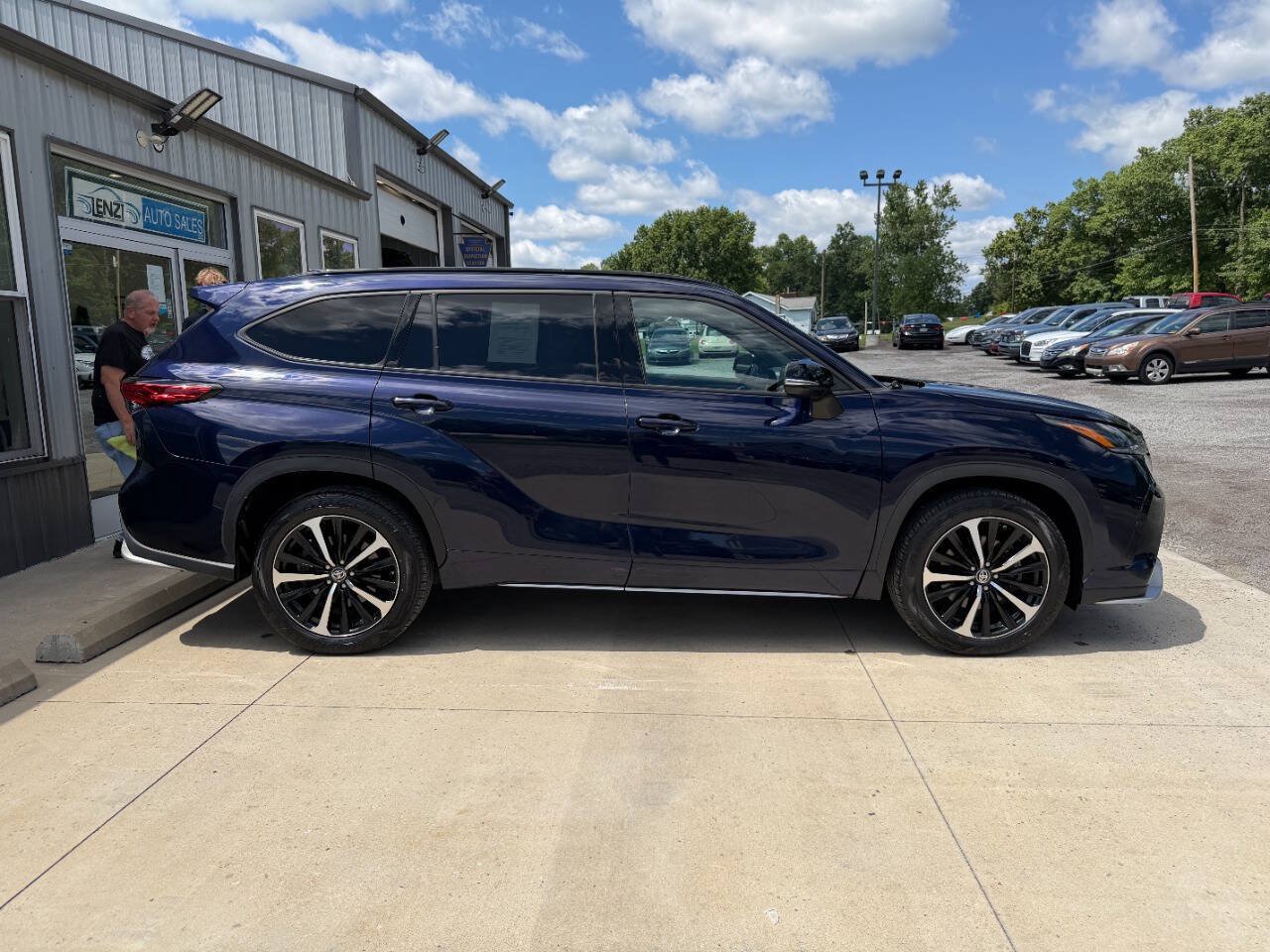 Used 2022 Toyota Highlander XSE AWD/4WD image 11