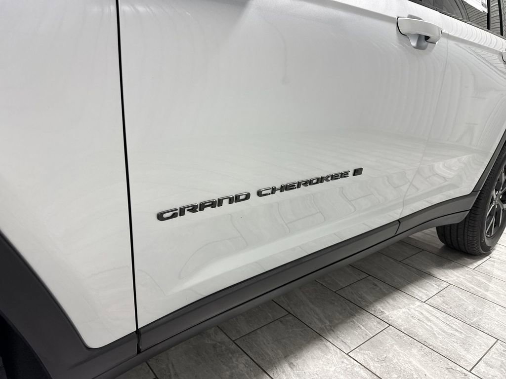Used 2024 Jeep Grand Cherokee Altitude AWD/4WD image 33