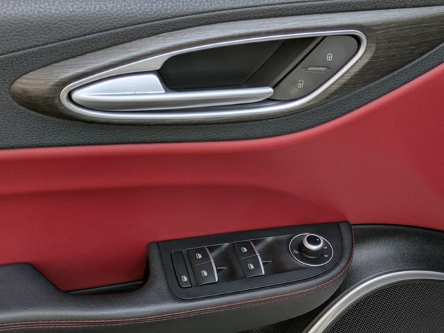 Used 2021 Alfa Romeo Giulia Ti w/ Nero Edizione image 10