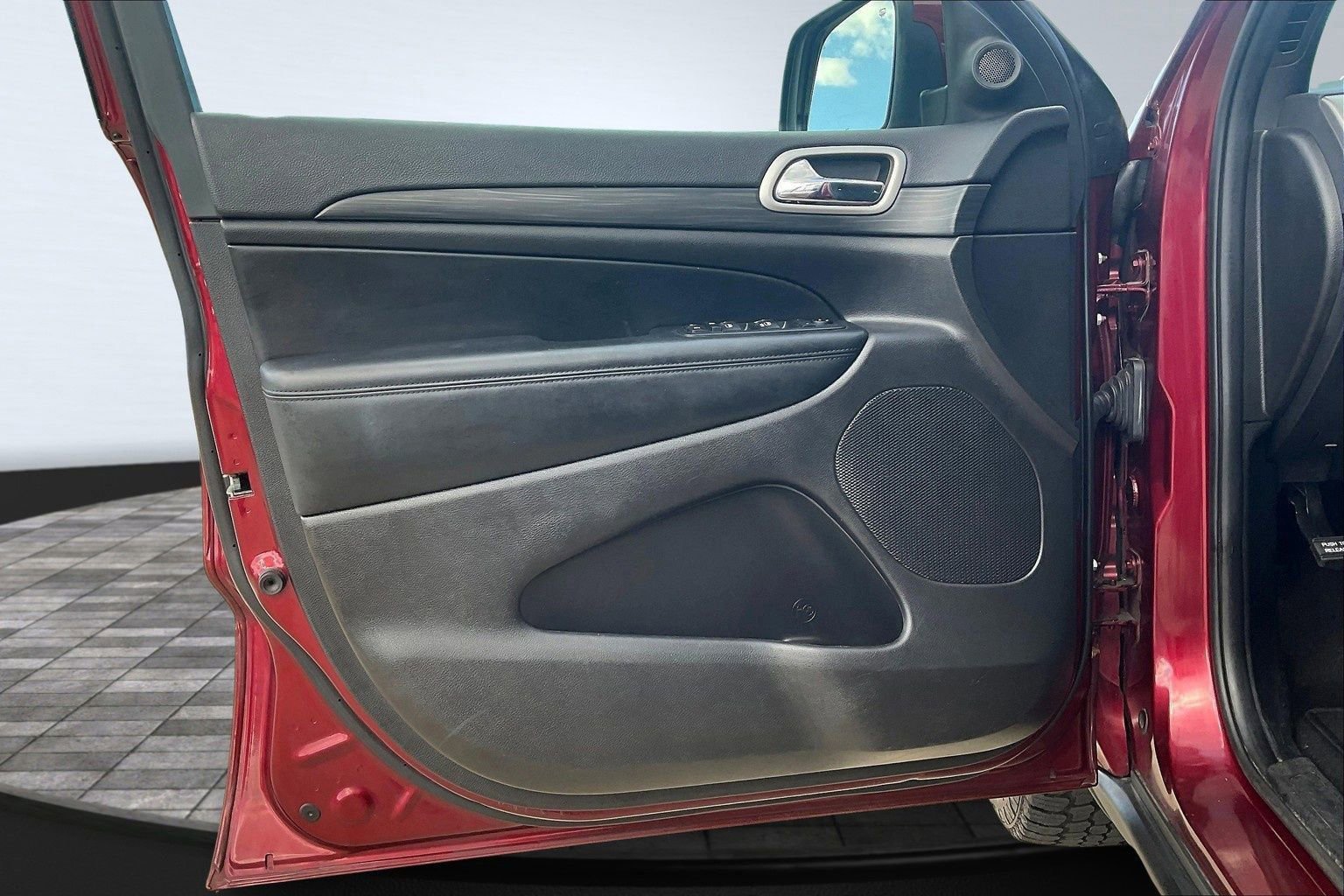 Used 2021 Jeep Grand Cherokee Laredo image 27