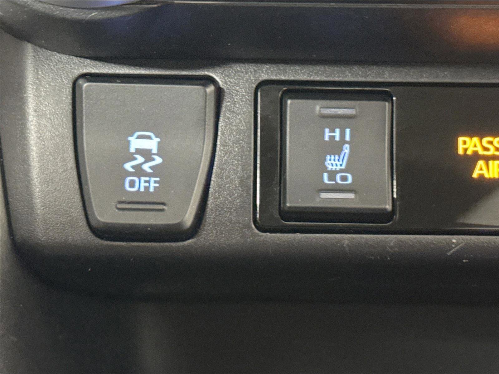 Used 2020 Toyota RAV4 XLE Premium FWD image 7
