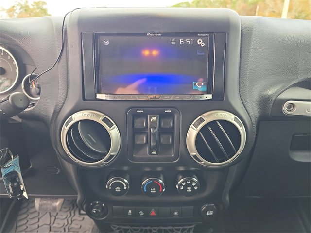 Used 2017 Jeep Wrangler Unlimited Sahara w/ Connectivity Group image 17